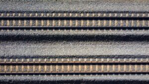 Преимущества и недостатки использования железобетонных шпал в сравнении с деревянными и металлическими