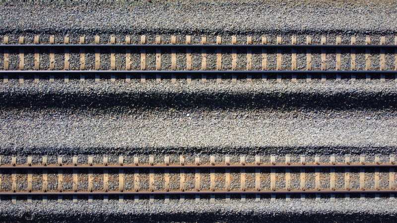 Преимущества и недостатки использования железобетонных шпал в сравнении с деревянными и металлическими