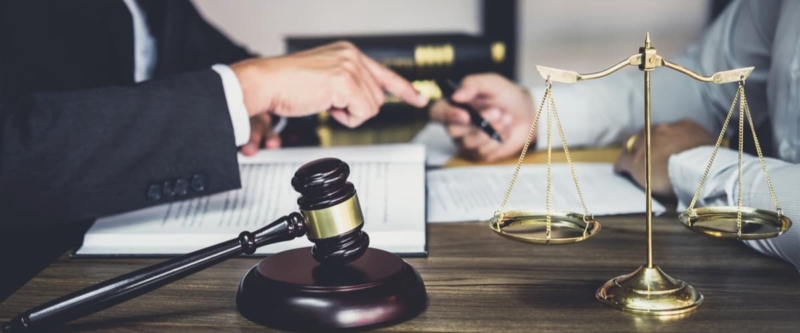 Как подобрать адвоката в США