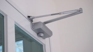 Как устроены доводчики дверей