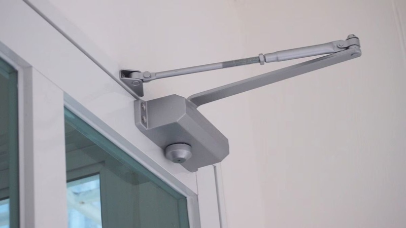 Как устроены доводчики дверей