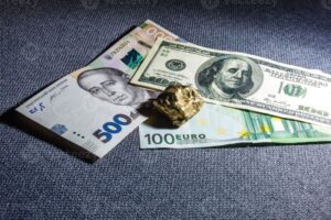 Долар, євро чи гривня: що вигідніше для збереження?