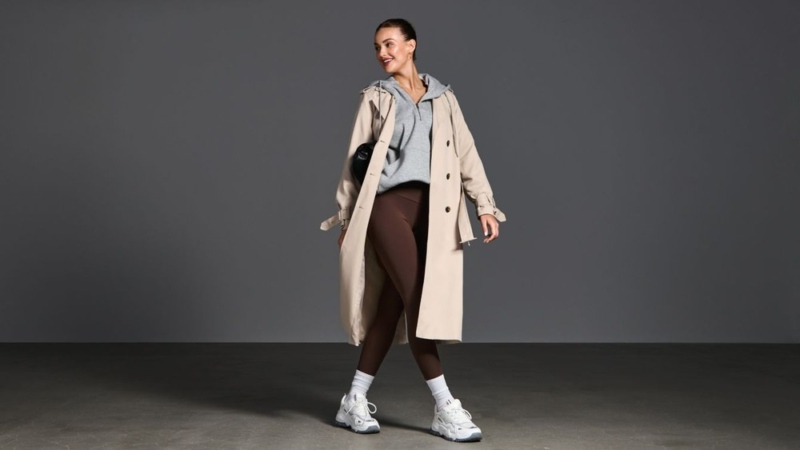 Жіноче пальто та кеди – як створити модні та зручні стилізації?