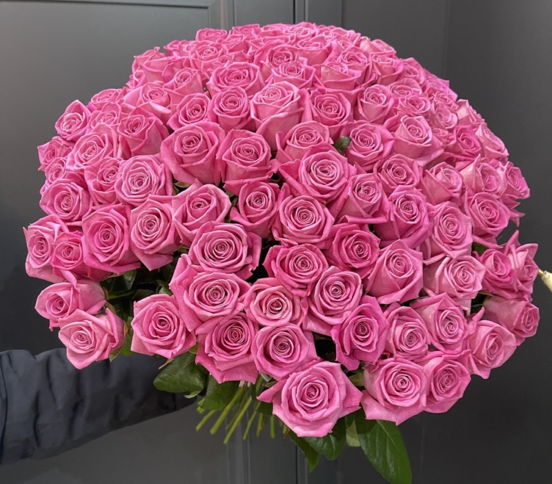 Ніжність у кожній пелюстці: рожеві троянди у букетах Flowers.ua