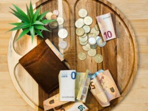 Евро или доллар — какую валюту выгоднее покупать для накоплений