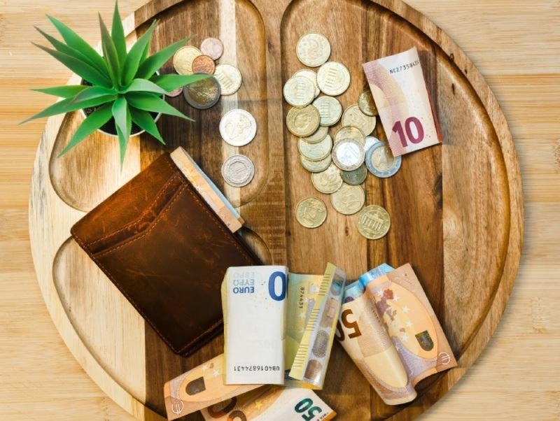 Евро или доллар — какую валюту выгоднее покупать для накоплений