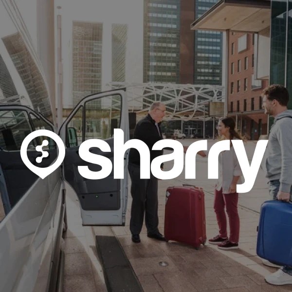 логотип і назва компанії Sharry на фоні пасажирів, що збираютться сідати у бус