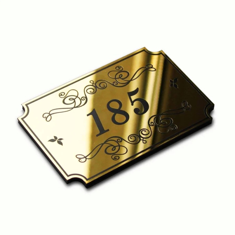 Золотая табличка с номером в декоративной рамке