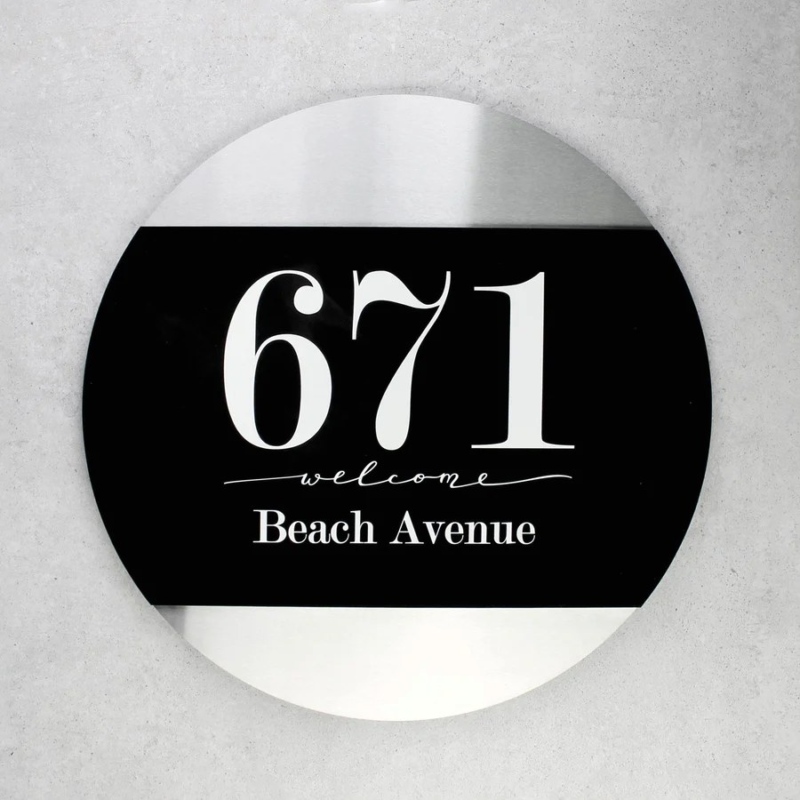 Круглая адресная табличка с надписью