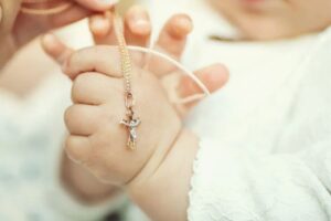 Як вибрати срібну цепочку з хрестиком на подарунок похреснику